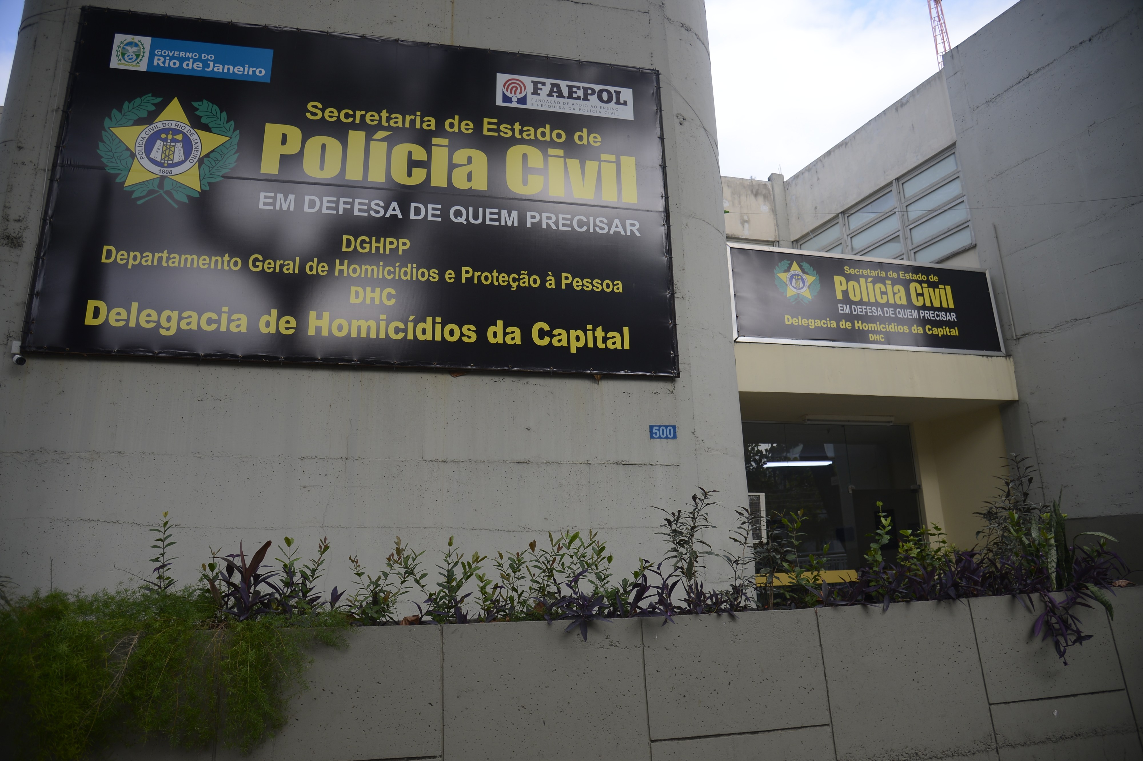 Bebê baleado em tiroteio em Costa Barros segue internado