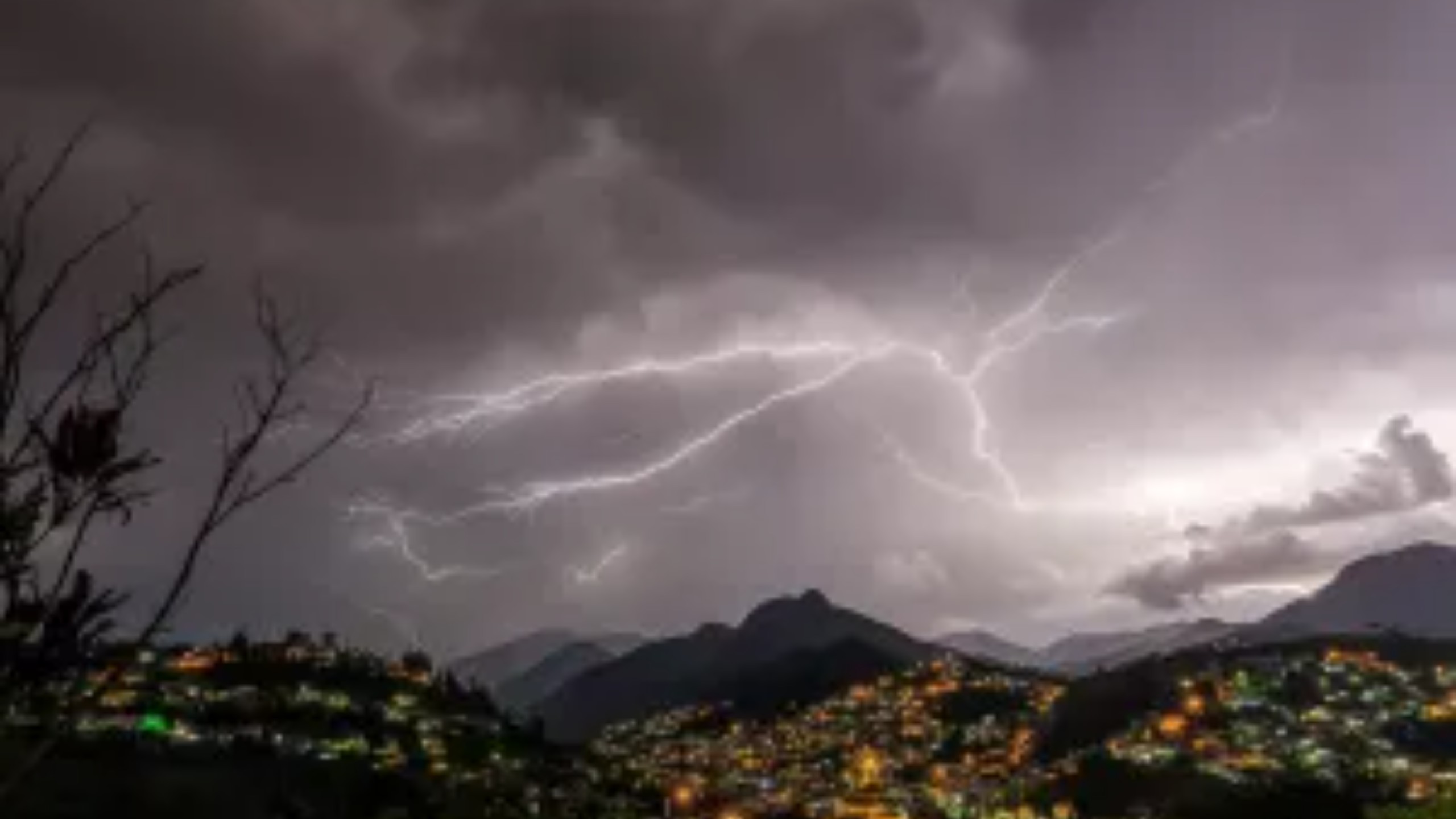 Tempestade de raios deixa cidades da serra do Rio em alerta severo e aciona sirenes